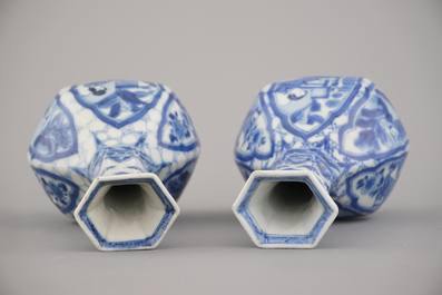Paire de vases presque semblant en porcelaine de Chine, bleu et blanc, Kangxi