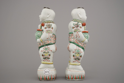 Deux figures wucai en porcelaine de Chine de fr&egrave;res Hoho, 19e