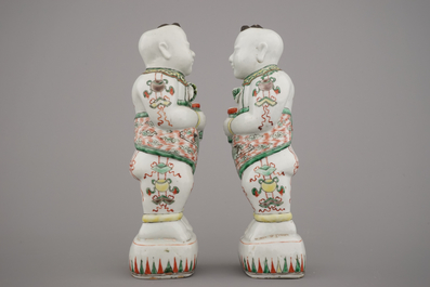 Deux figures wucai en porcelaine de Chine de fr&egrave;res Hoho, 19e