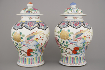 Paire de vases en porcelaine de Chine &agrave; d&eacute;cor floral, famille rose, 19e