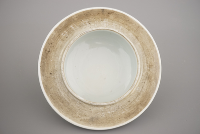 Vase wucai couvert en porcelaine de Chine &agrave; d&eacute;cor de guerriers &agrave; cheval, 19e