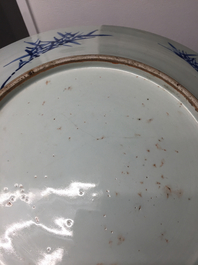 Tr&egrave;s grand plat chinois doucai &agrave; d&eacute;cor neuf p&ecirc;ches', 19e