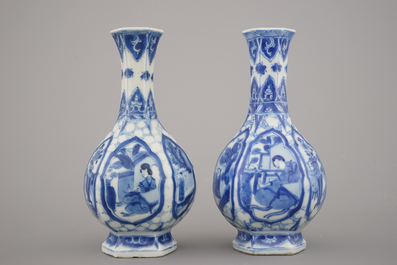 Paire de vases presque semblant en porcelaine de Chine, bleu et blanc, Kangxi