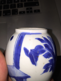 Petit vase en porcelaine de Chine, bleu et blanc, &agrave; d&eacute;cor de gar&ccedil;ons jouants, Kangxi