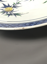 Tr&egrave;s grand plat chinois doucai &agrave; d&eacute;cor neuf p&ecirc;ches', 19e