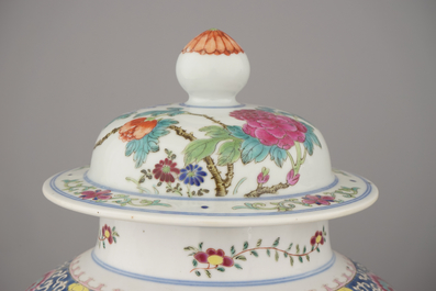 Paire de vases en porcelaine de Chine &agrave; d&eacute;cor floral, famille rose, 19e