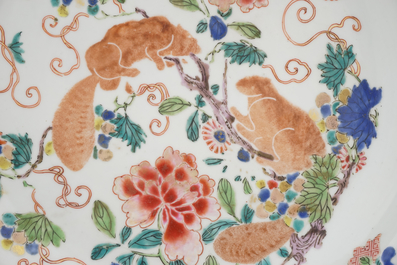 Paire de plats en porcelaine de Chine, &agrave; d&eacute;cor d'&eacute;cureuils, famille rose, 18e