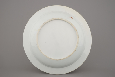 Paire de plats en porcelaine de Chine, &agrave; d&eacute;cor d'&eacute;cureuils, famille rose, 18e