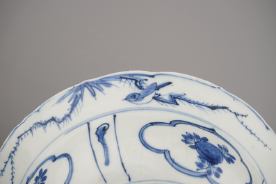 A Chinese porcelain blue and white Ming dynasty Wan-Li klapmuts bowl, 16th C.