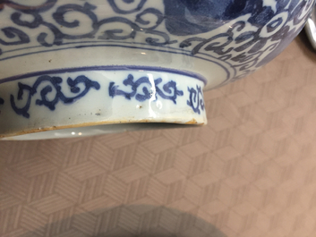 Pot balustre couvert en fa&iuml;ence de Delft, chinoiserie, style Ming, 17e