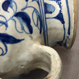 Chevrette de sirop en majolique d'Anvers, bleu et blanc, d&eacute;cor "foglie", env. 1580