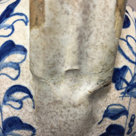 Chevrette de sirop en majolique d'Anvers, bleu et blanc, d&eacute;cor "foglie", env. 1580