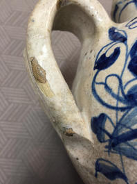 Chevrette de sirop en majolique d'Anvers, bleu et blanc, d&eacute;cor "foglie", env. 1580
