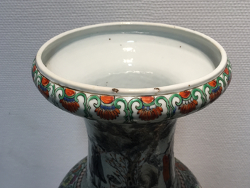 Paire de vases en porcelaine de Chine, avec lettr&eacute;s, famille rose, 19e