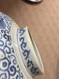 Pot balustre couvert en fa&iuml;ence de Delft, chinoiserie, style Ming, 17e