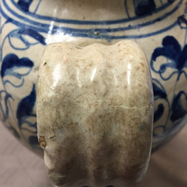 Chevrette de sirop en majolique d'Anvers, bleu et blanc, d&eacute;cor "foglie", env. 1580