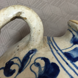 Chevrette de sirop en majolique d'Anvers, bleu et blanc, d&eacute;cor "foglie", env. 1580