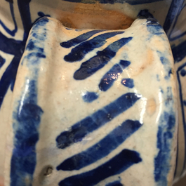 Chevrette de sirop en majolique d'Anvers du d&eacute;but, bleu et blanc et jaune, d&eacute;cor "sgraffiato", 1540-1580