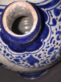 Chevrette de sirop en majolique d'Anvers du d&eacute;but, bleu et blanc et jaune, d&eacute;cor "sgraffiato", 1540-1580