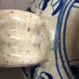 Chevrette de sirop en majolique d'Anvers, bleu et blanc, d&eacute;cor "foglie", env. 1580