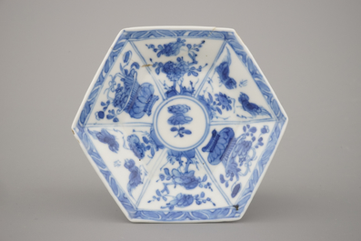 A set of 3 Chinese porcelain blue and white cups and saucers, Kangxi