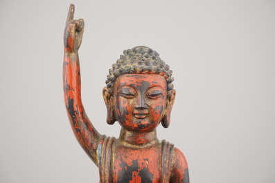 Figure chinoise de Bouddha comme enfant, en bronze dor&eacute; et laqu&eacute;, dynastie Ming