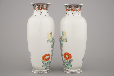Pair de vases en porcelaine de Chine &agrave; d&eacute;cor de cailles, famille rose, d&eacute;but 20e