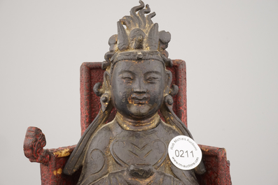 Figure de Guanyin en bronze partiellement dor&eacute;e, assise sur tr&ocirc;ne en bois lacqu&eacute;, dynastie Ming