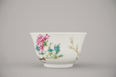 A very fine Chinese porcelain bowl with floral decoration, 19/20th C.