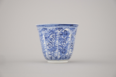 A set of 3 Chinese porcelain blue and white cups and saucers, Kangxi