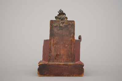 Figure de Guanyin en bronze partiellement dor&eacute;e, assise sur tr&ocirc;ne en bois lacqu&eacute;, dynastie Ming
