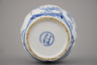 Vase en porcelaine de Chine, bleu et blanc, avec monture en argent, 20e
