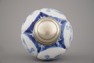 Vase en porcelaine de Chine, bleu et blanc, avec monture en argent, 20e