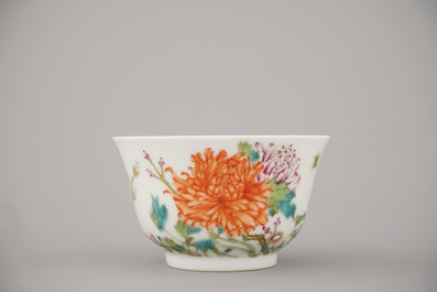 A very fine Chinese porcelain bowl with floral decoration, 19/20th C.