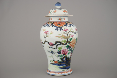 Vase couvert en porcelaine de Chine &agrave; d&eacute;cor floral Imari, Qianlong, 18e