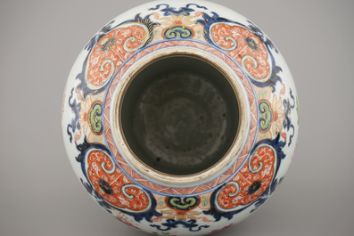 Vase couvert en porcelaine de Chine &agrave; d&eacute;cor floral Imari, Qianlong, 18e