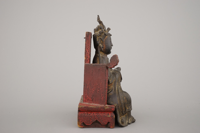 Figure de Guanyin en bronze partiellement dor&eacute;e, assise sur tr&ocirc;ne en bois lacqu&eacute;, dynastie Ming