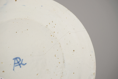 Plat tr&egrave;s fin en fa&iuml;ence de Delft, bleu et blanc, 18e
