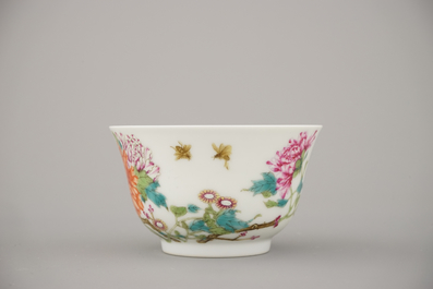 A very fine Chinese porcelain bowl with floral decoration, 19/20th C.