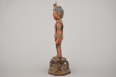 Figure chinoise de Bouddha comme enfant, en bronze dor&eacute; et laqu&eacute;, dynastie Ming