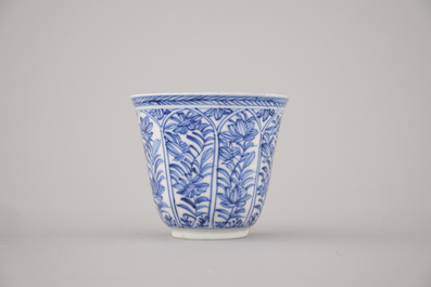 A set of 3 Chinese porcelain blue and white cups and saucers, Kangxi