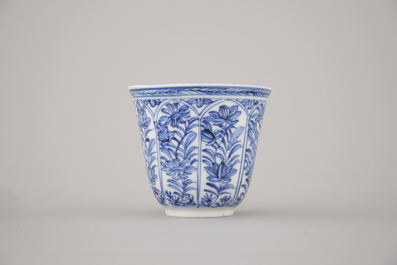 A set of 3 Chinese porcelain blue and white cups and saucers, Kangxi