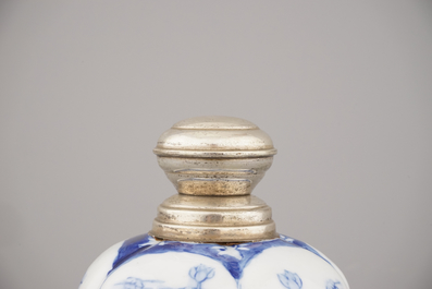Vase en porcelaine de Chine, bleu et blanc, avec monture en argent, 20e