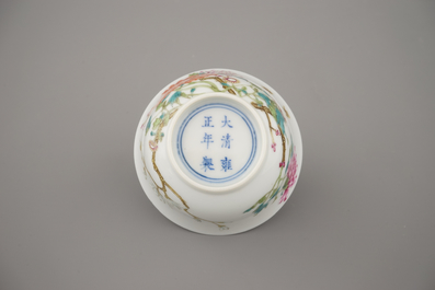 A very fine Chinese porcelain bowl with floral decoration, 19/20th C.