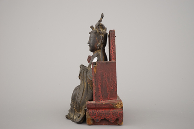 Figure de Guanyin en bronze partiellement dor&eacute;e, assise sur tr&ocirc;ne en bois lacqu&eacute;, dynastie Ming