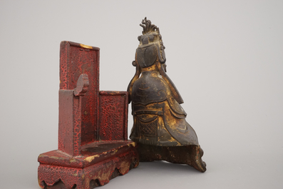 Figure de Guanyin en bronze partiellement dor&eacute;e, assise sur tr&ocirc;ne en bois lacqu&eacute;, dynastie Ming