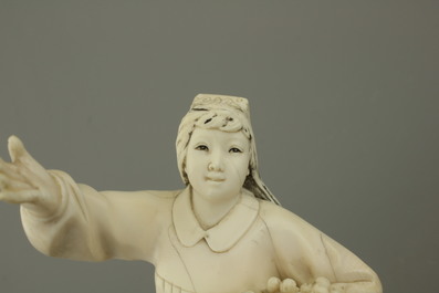 Figure de fille en ivoire sculpt&eacute;, Chine, R&eacute;volution Culturelle