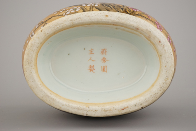 Remarquable vase avec support, fond marron, Chine, famille rose, 19e