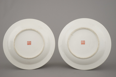 Paire de jardini&egrave;res avec support en porcelaine de Chine, famille rose, 20e