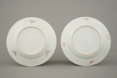 Paire d'assiettes en porcelaine de Chine, famille rose, Yongzheng/Qianlong, 18e